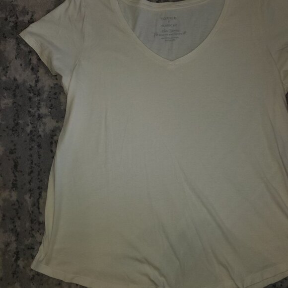 Torrid Premium White Classic-Fit V Neck T-Shirt Size 2 - Picture 3 of 9